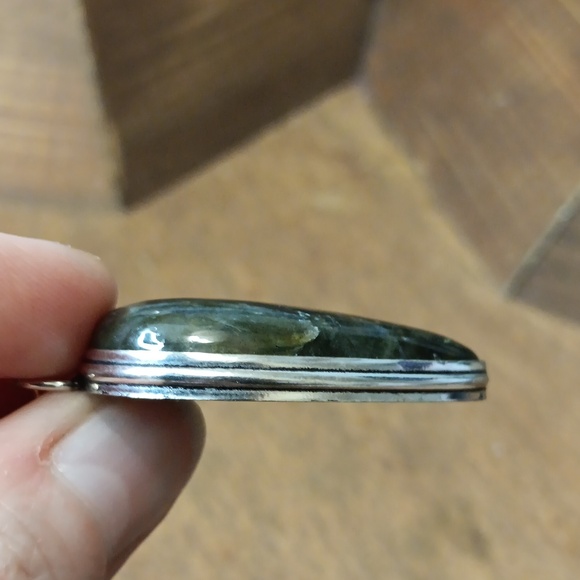 Elegant Silver Pendant with Iridescent Stone - Picture 5 of 6